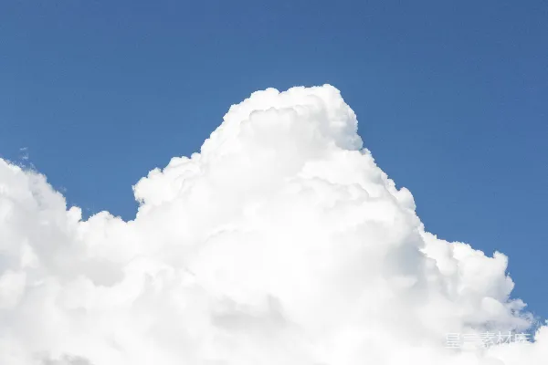 高清摄影 天空中有一大片云遮盖着一片森林。