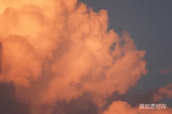 高清摄影 一架飞机在傍晚云层密布的天空中飞行