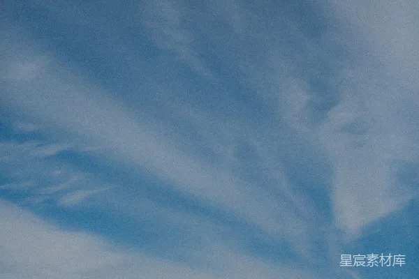 高清摄影 一片广阔的水域在灰蓝色的天空下