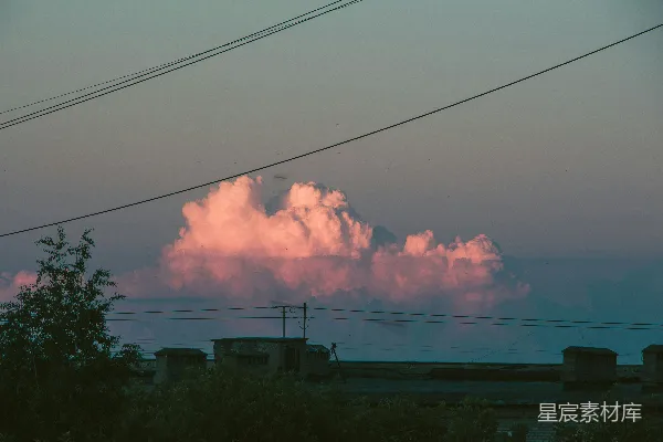 高清摄影 天空中上方的高压线上浮现出一片粉云。