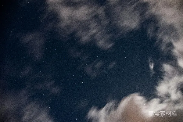 高清摄影 星空之夜，星星与云朵