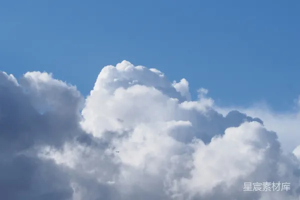 高清摄影 蓝天上的白云和灰云
