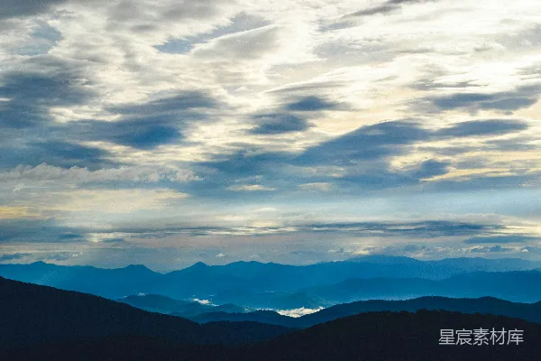 高清摄影 山影下的海云轮廓