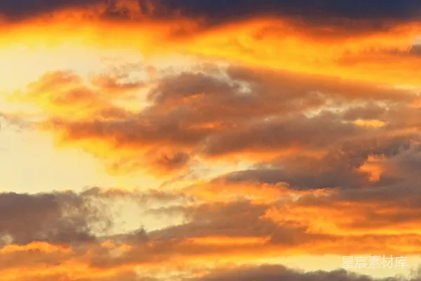 高清摄影 夕阳时的橙色和灰色云朵