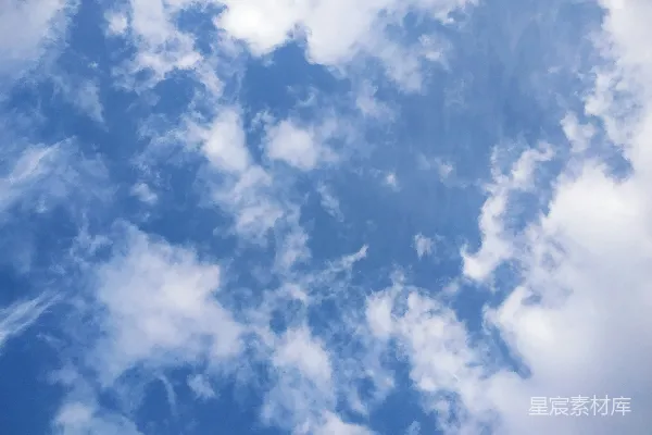 高清摄影 一架飞机在云层中穿越蔚蓝的天空