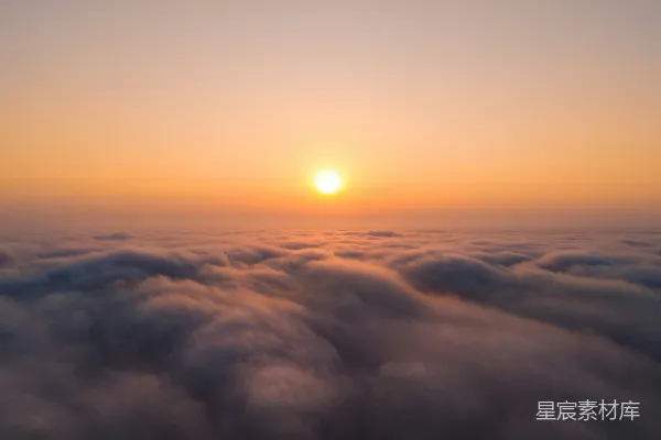 高清摄影 天边的太阳正在云层上落下