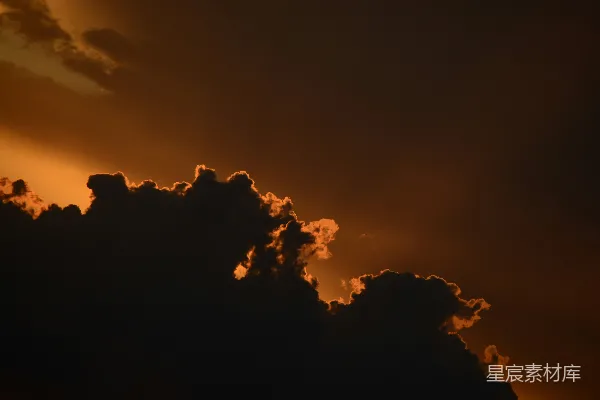 高清摄影 天边云层背后，夕阳西下