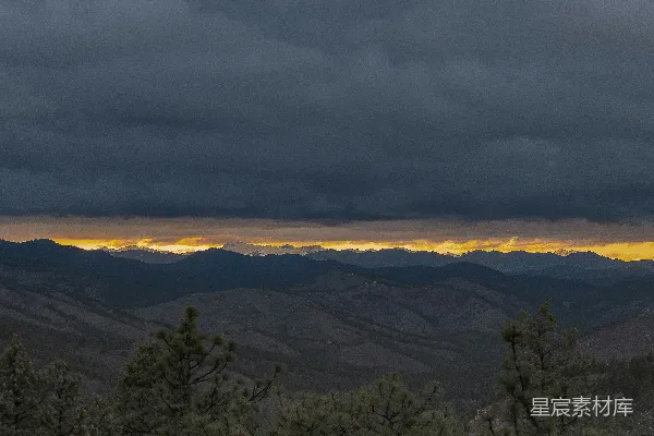 高清摄影 远处的山峦在夕阳的映照下落下太阳的余晖