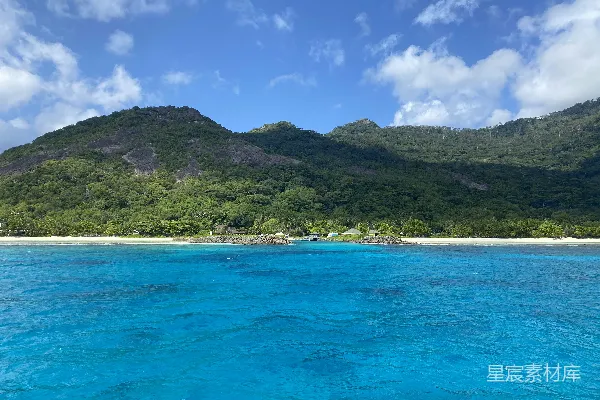 高清摄影 背景中有座山的一片水域
