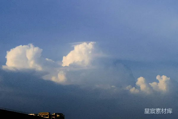 高清摄影 一列火车在灰蓝色天空下行驶在轨道上