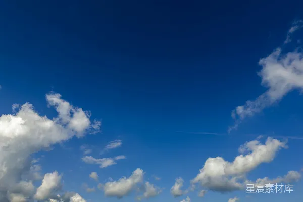 高清摄影 海滩上一群人在放风筝