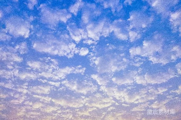 高清摄影 一群人在海滩上站立在云层遮蔽的蔚蓝色天空下