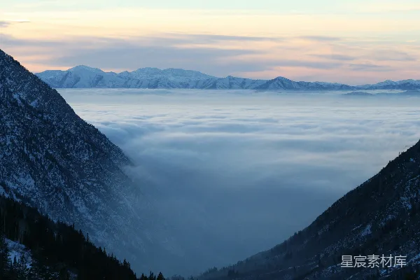 高清摄影 白天覆盖着雪的山峦