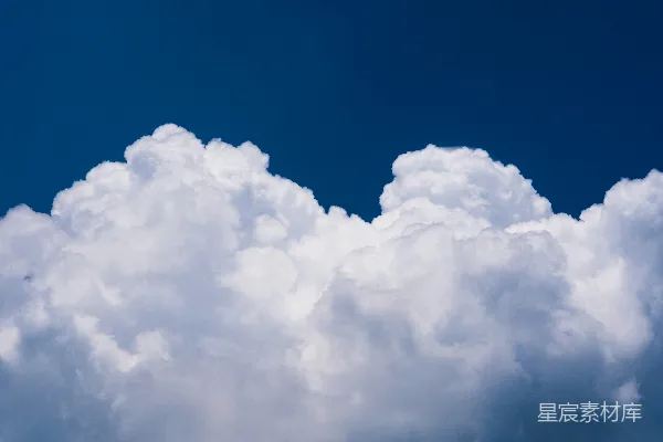 高清摄影 一架飞机穿行在云层密布的天空中
