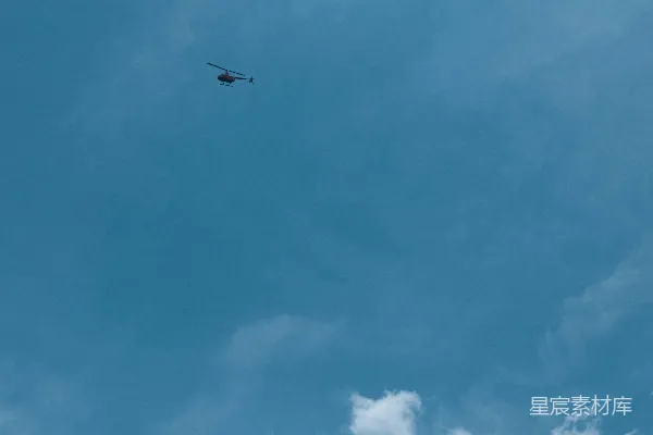 高清摄影 飞机正在蓝色的天空中飞行