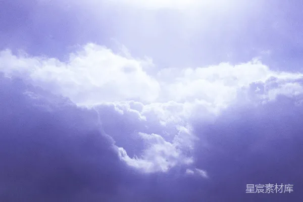 高清摄影 一架飞机穿过一片蓝色的云层天空