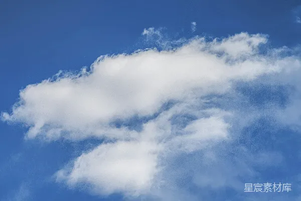 高清摄影 一架飞机在蓝色天空中飞行，白云缭绕。