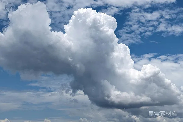 高清摄影 天空中有一大片云遮蔽着海滩。
