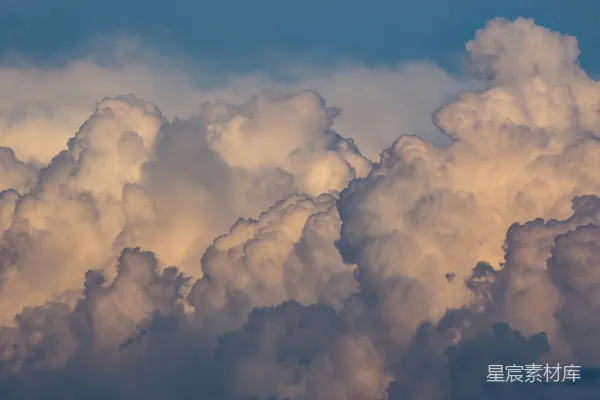 高清摄影 天空中一团团云朵的景象
