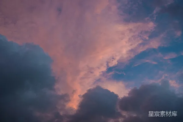 高清摄影 一架飞机在夕阳下穿过云层的天空