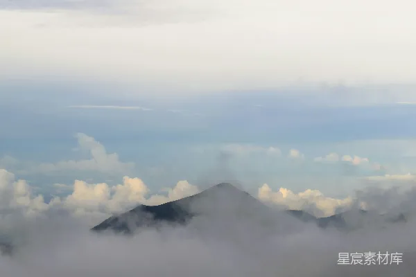 高清摄影 飞机上看去的云和山