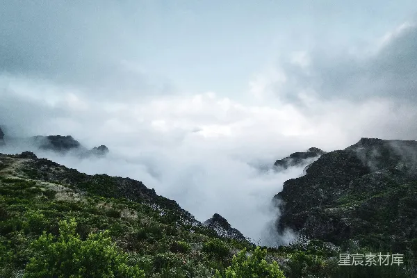 高清摄影 笼罩在薄雾和低云之中的山峦
