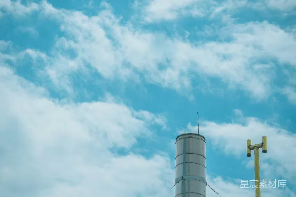高清摄影 一座高大的白色建筑坐落在阴云密布的蔚蓝天空下