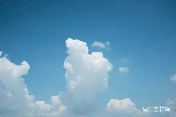 高清摄影 空中飞行的飞机，背景是白云。