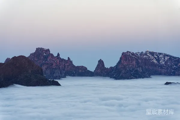 高清摄影 山峦之上云雾缭绕的一景
