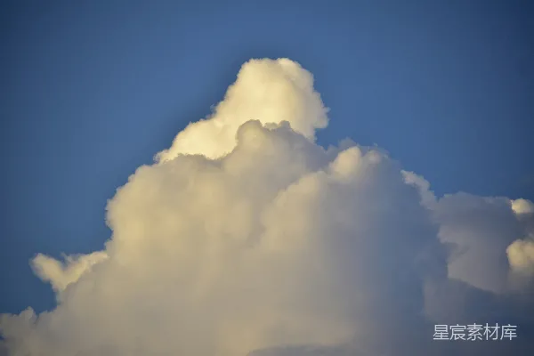 高清摄影 蓝天中一朵巨大的白云