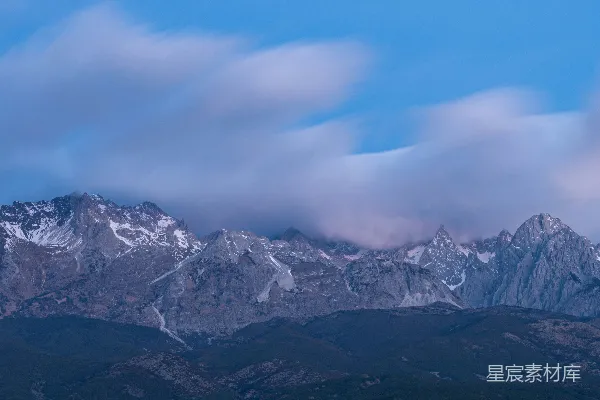 高清摄影 山被白雪和云层覆盖