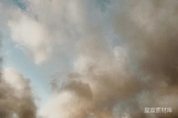 高清摄影 灰色的天空中夹杂着棕色和蓝色的阴影。