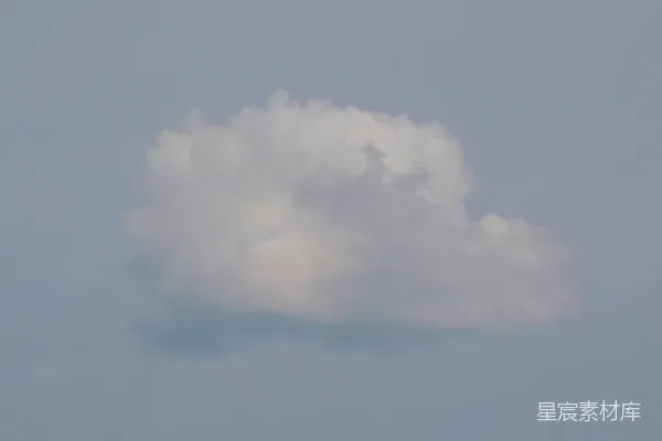 高清摄影 一片蓬松的云朵在晴朗的天空中漂浮。