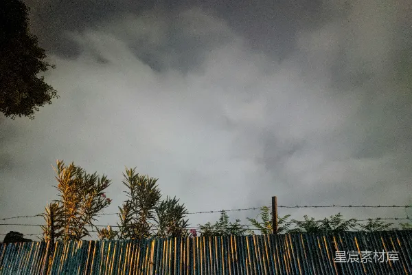 高清摄影 一道围栏，几棵树，天空中有云朵