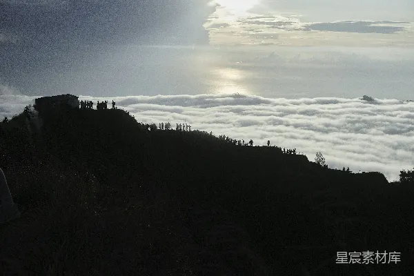 高清摄影 一群人在山顶上站着