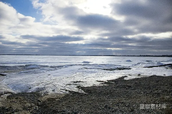 高清摄影 岸边波涛汹涌的水域