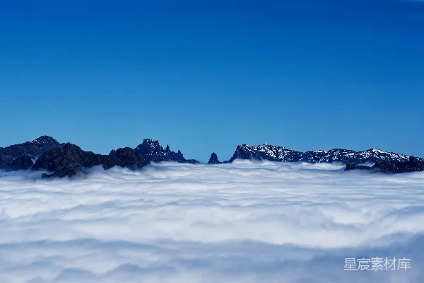 高清摄影 云端之上俯瞰的山峦美景