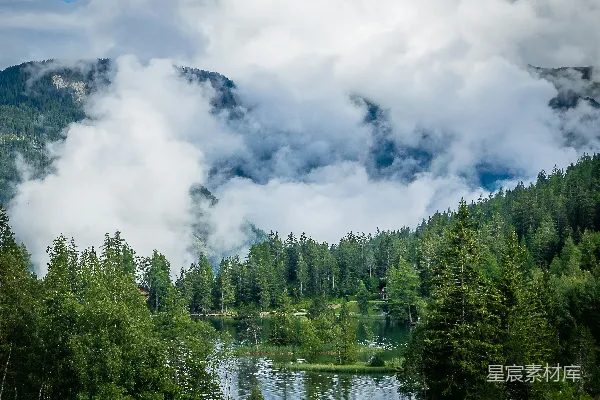 高清摄影 一条河流环绕着树木和山峦