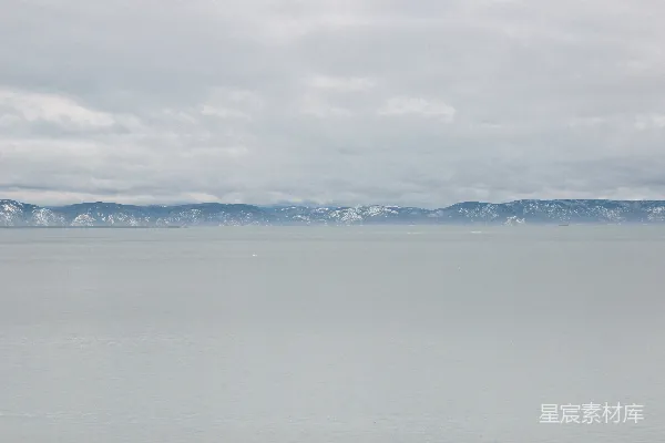 高清摄影 白天雪覆盖的山峦在阴云中