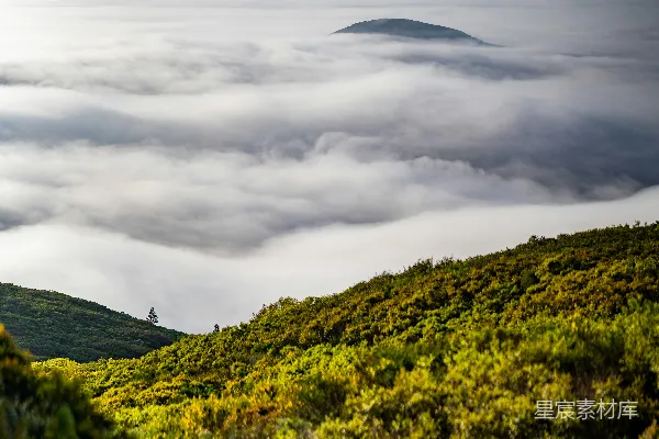 高清摄影 一座山峦被低垂的云层覆盖着的景象