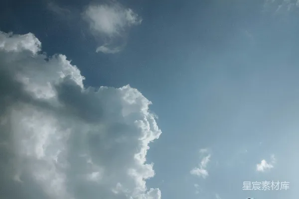 高清摄影 一架飞机穿越一片云层覆盖的蔚蓝天空