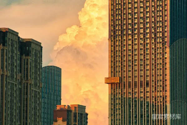高清摄影 一栋高耸的建筑，背景中有许多云朵。