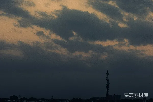 高清摄影 夕阳下云层间的建筑轮廓图象