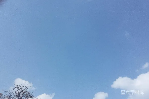 高清摄影 湛蓝的天空中点缀着几朵白云。