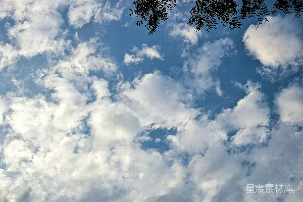 高清摄影 一架飞机在多云的蔚蓝天空中飞行