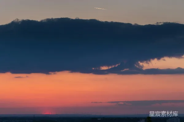 高清摄影 夕阳余晖中有云朵