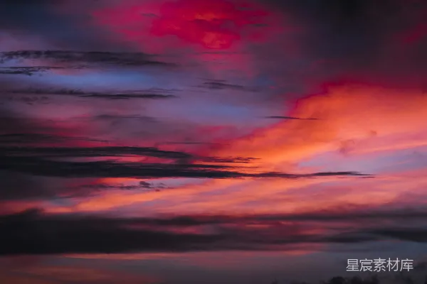 高清摄影 夕阳时分橙色和黑色的云朵