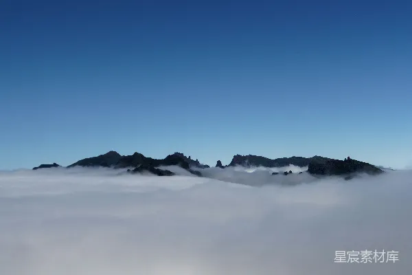 高清摄影 白天雪覆盖的山蓝天下