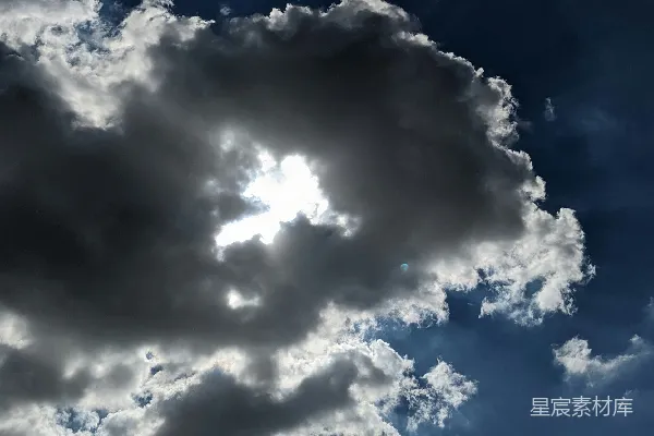 高清摄影 天空中太阳透过云层照射着阳光