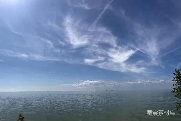 高清摄影 水面上方有一片云朵的景象